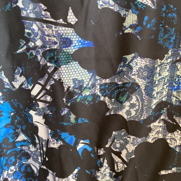 2/$24 Flowered short sleeved blouse - Picture 5 of 7